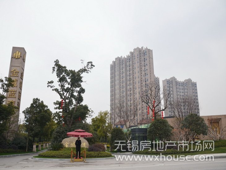 小区入口处      