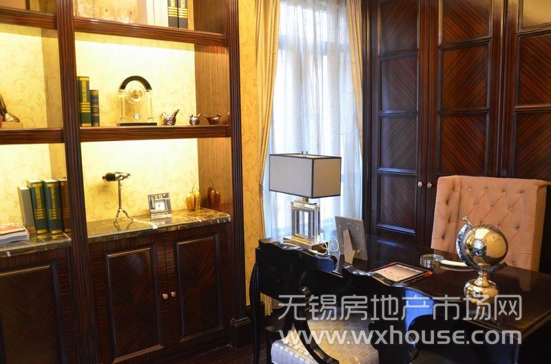 户型约200平米别墅样板房：二楼书房      