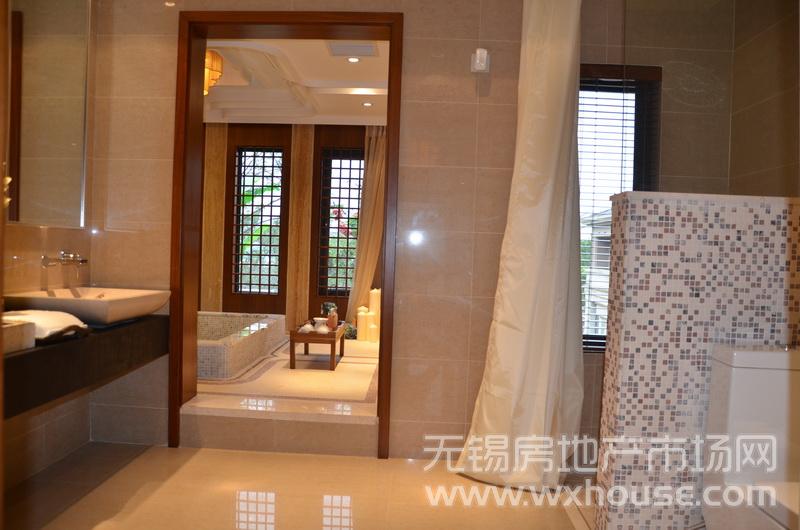 户型260平米别墅样板房：三楼主卧套房卫生间      