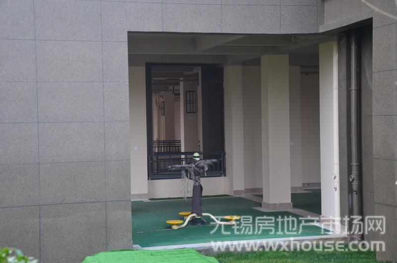 底部架空层中的健身设施      