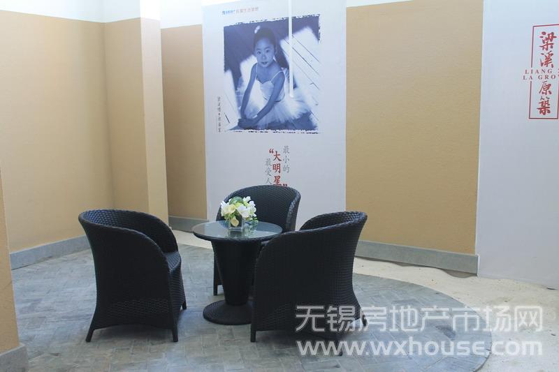 B户型143㎡样板房：公共空间休息区      
