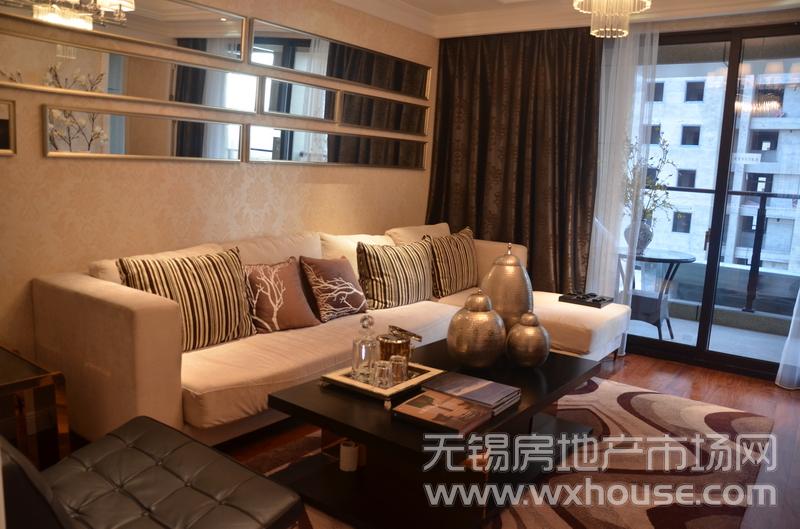 144㎡户型——客厅连通阔景阳台      