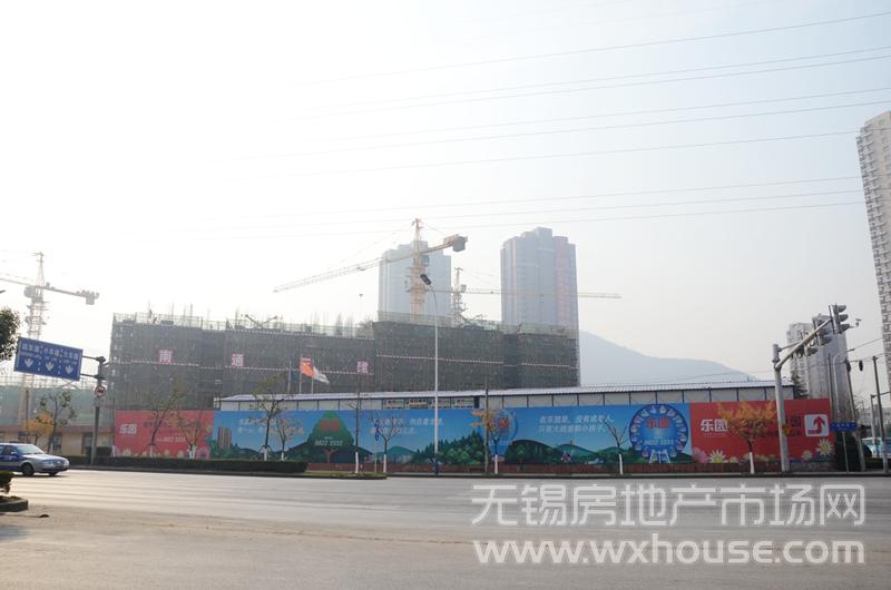 乐园：与售楼处一路之隔的项目所在地      