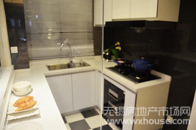 88㎡精致三房样板间：玻璃作隔断的厨房      