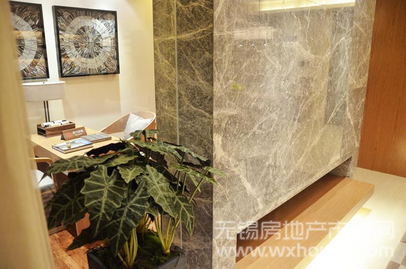 88㎡精致三房样板间：通过客厅的玻璃隔断，可以看到书房      
