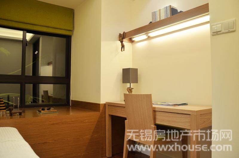  88㎡精致三房样板间：次卧书桌及飘窗      