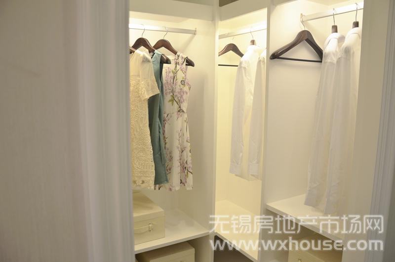 115㎡精致三房样板间：主卧套间更衣室      
