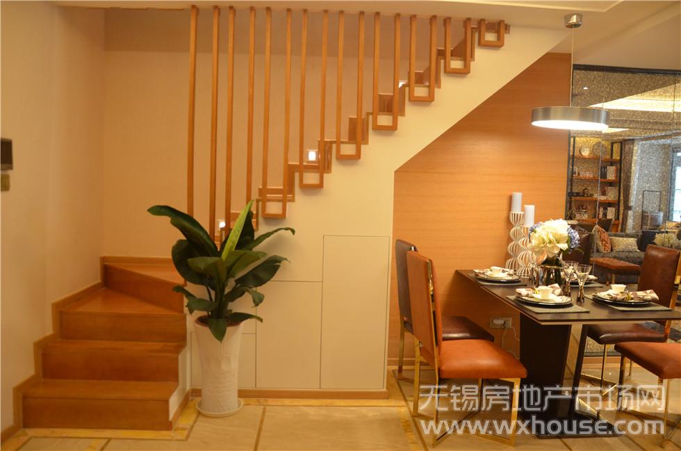 跃层样板房楼梯      