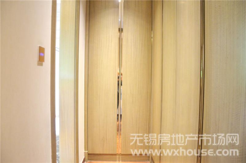 172㎡样板间主卧衣帽间