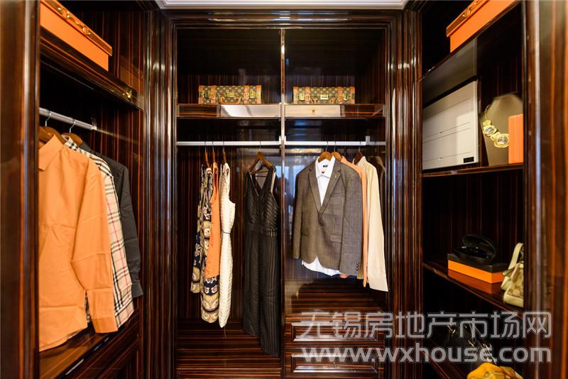 D户型样板房主卧衣帽间      