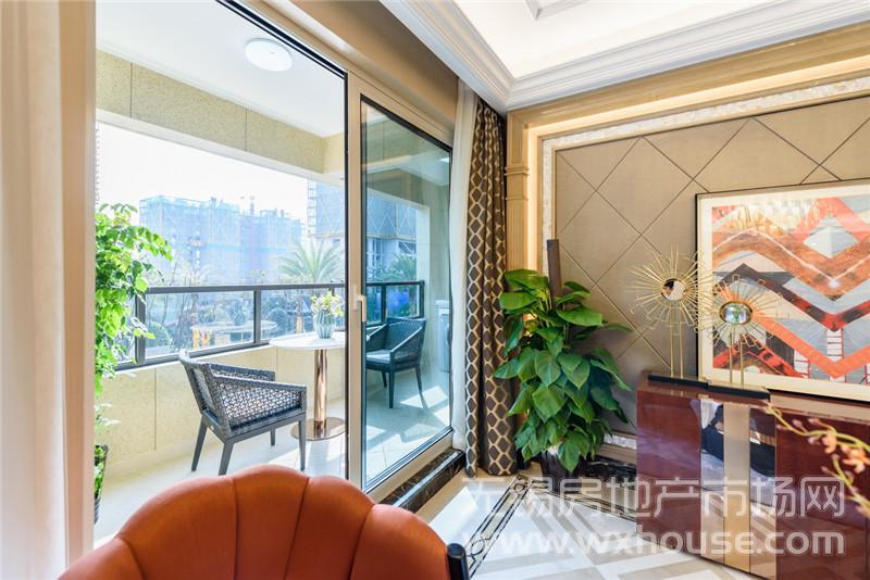 D户型样板房客厅阳台      