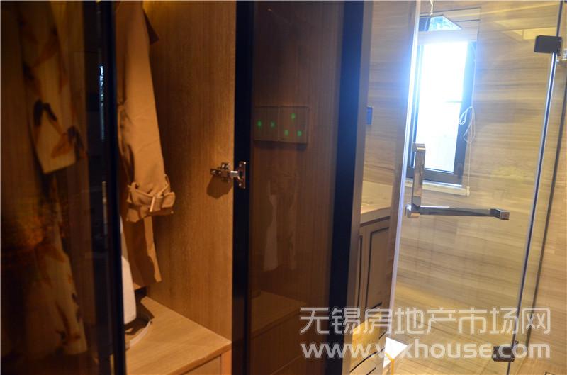 112㎡D户型样板间主卧衣帽间、卫生间      
