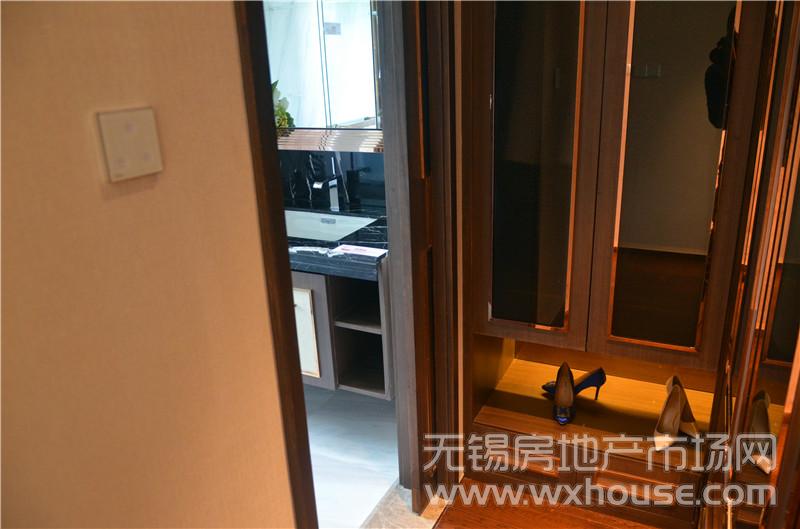 135㎡C户型样板间主卧衣帽间      